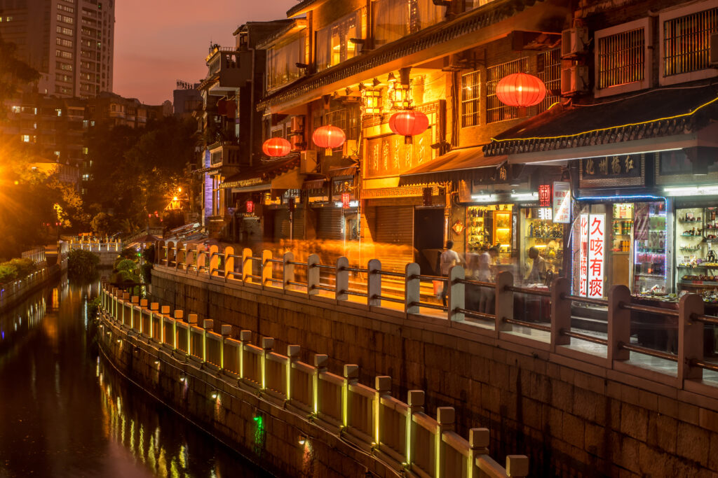 Servicios guangzhou, china oct. 18, 2015: night view of litchi bay. along
