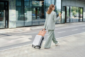 Viajera durante un viaje internacional revisando su itinerario